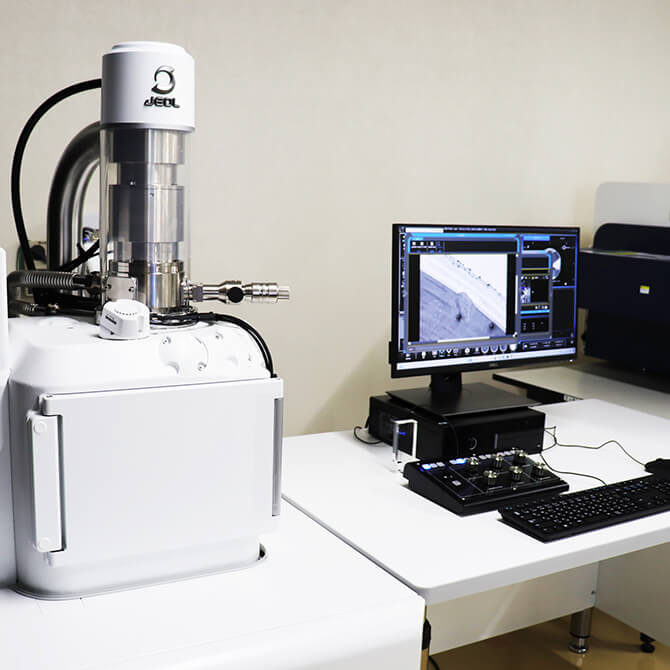 【表面解析、定性分析、断面解析】<br>電界放出形走査電子顕微鏡(日本電子製 JSM-IT510) エネルギー分散型Ｘ線分析装置(日本電子製EDXS) ※ナノレベルのめっき表面観察／EDSによる表面分析